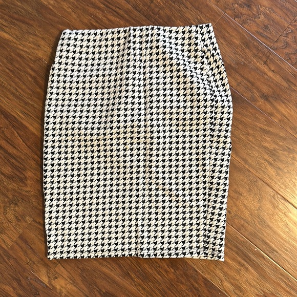 Charlotte Russe Dresses & Skirts - Houndstooth pencil skirt